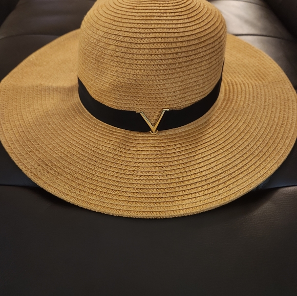 Floppy, straw style, hat with black fashionable trim. - Picture 5 of 5
